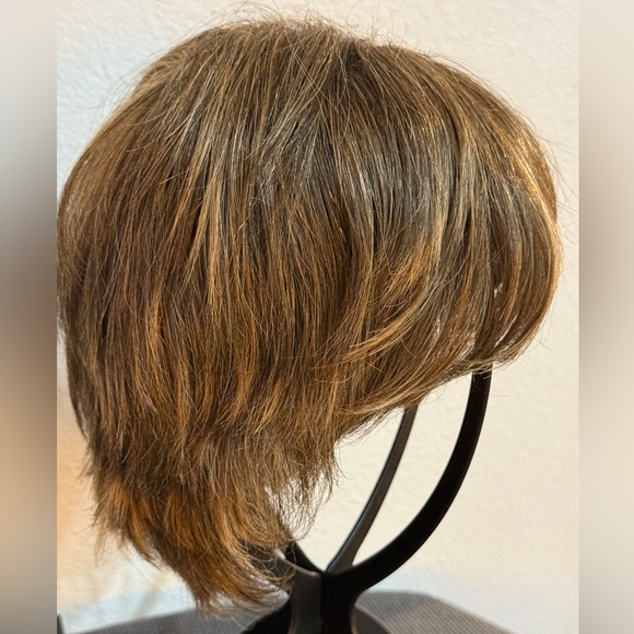 ROXY WIG, TONY OF BEVERLY, COLOR KAHLUA. Layered short Roxy. Highlights. In Box! - Picture 6 of 14